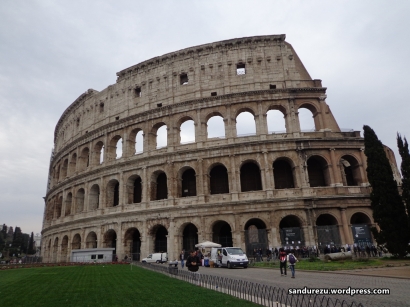 Colosseum, Roma! Bangunan yang menjadi saksi peradaban bangsa Romawi sejak berabad-abad sebelum Masehi. Masih utuh sampai sekarang, masya Allah.