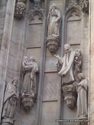 Patung-patung di dinding Milano Cathedral