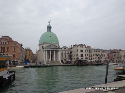 Pertama kali melihan keindahan Venezia, terpampang indah sebuah sungai lebar di depan stasiun Venezia Centrale