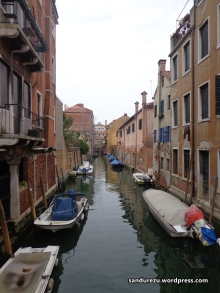 Sungai-sungai kecil ini seperti membelah-belah kota Venice
