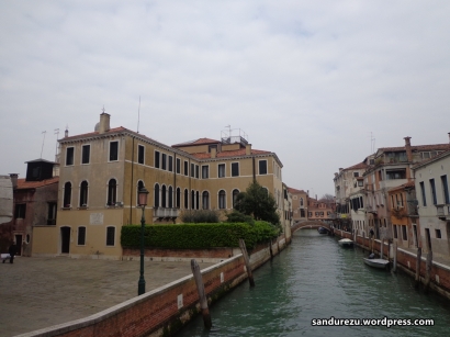 Venice dengan water taxi yang sedang bersandar