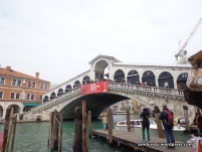 Jembatan legendaris di Venice, Ponte di Rialto! Jembatan tua ini membelah The Grand Canal.