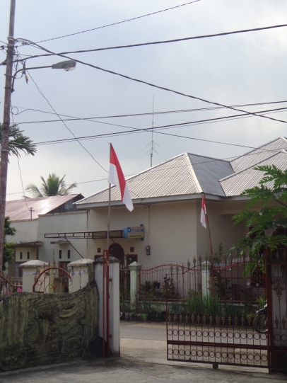 Penampakan bendera merah putih di depan gerbang rumah. Selamat Hari Merdeka!